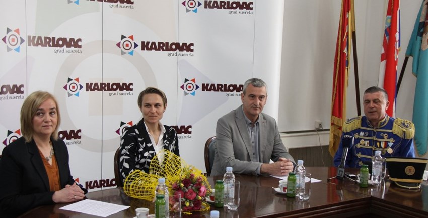 Predsjednici Grabar Kitarović i savjetnici Maji Čavlović počasno članstvo u Karlovačkoj građanskoj gardi